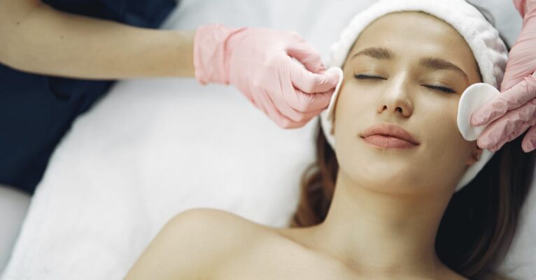 Plan Beautylogist Integral 1 Sesión semanal durante 2 meses Incluye: 1ra Masaje corporal con aceites esenciales + Musicoterapia y Aromaterapia. 2da Terapia Beautylogist 3ra Sesión Tratamiento Facial ; limpieza